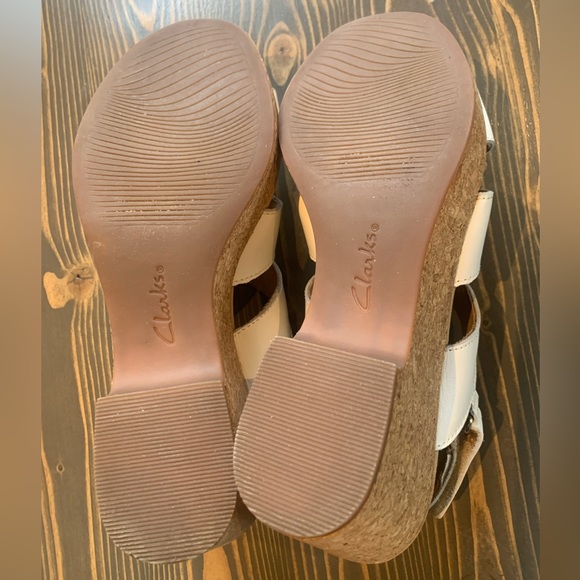 Clarks like new Women's Giselle Beach Wedge Sandal white leather 9 3” heel - Picture 13 of 13